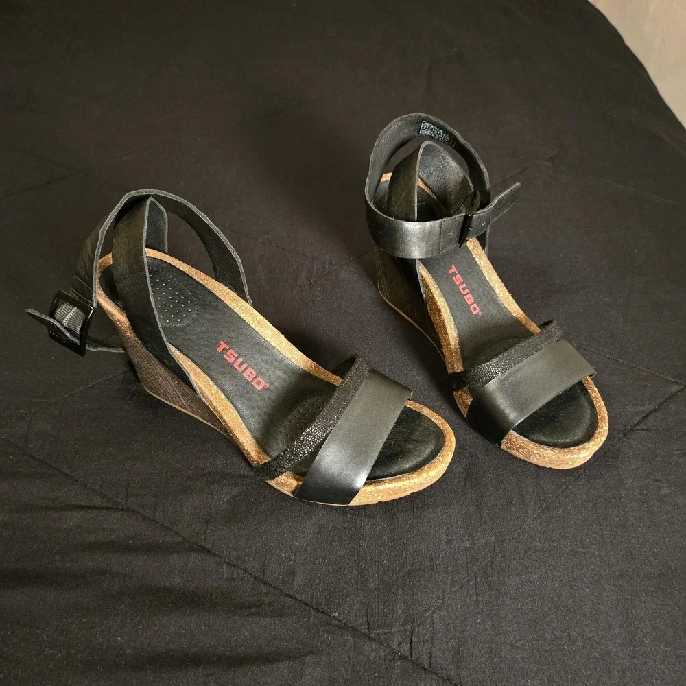 Tsubo Sandals Womens Size 8 Black Leather Strappy Ankle Strap Wedge Heel Comfort
